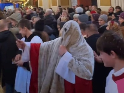 Parafianie księdza owsem, on ich wodą święconą. W Goraju ten zwyczaj obchodzony jest wyjątkowo