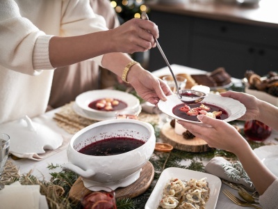 Ból brzucha, niestrawność, wzdęcia i zgaga. Poznaj domowe i naturalne metody na świąteczne przejedzenie. Nie musisz sięgać po lekarstwa