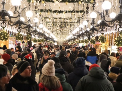Tłumy na Rynku i magiczny klimat. Tak wyglądała ostatnia sobota roku w Krakowie