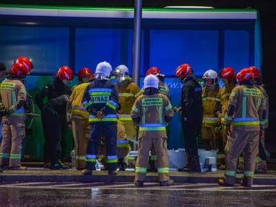 Gaz na stacji paliw. W akcji strażacy z Ostrowa