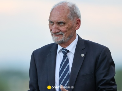 Tajemnicza Kate w otoczeniu Macierewicza. Oficer pożałował, że spojrzał jej prosto w oczy