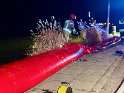 Wzrasta poziom wody w rzece Elbląg, służby rozkładają przeciwpowodziowe rękawy