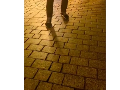 Uwaga na śliską nawierzchnię na Placu Piastowskim