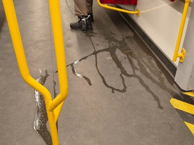 Coraz więcej bezdomnych koczuje w metrze. Piją tam alkohol i załatwiają się pod siebie. 