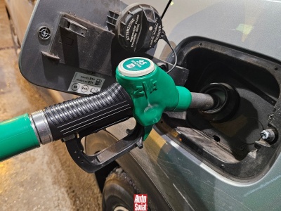 Tego unikaj podczas tankowania. Pracownik stacji benzynowej wymienia 5 błędów