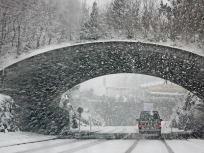 Trudne warunki na drogach. GDDKiA ostrzega kierowców