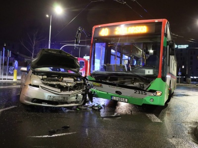 Lublin: Zderzenie toyoty z autobusem. Jeden z kierowców wjechał na czerwonym