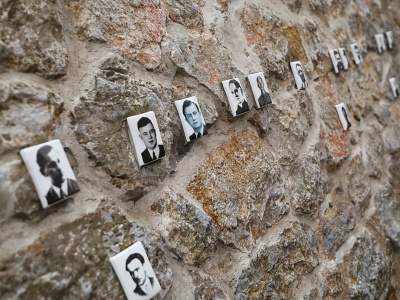 Bohaterowie odzyskują twarze i życiorysy