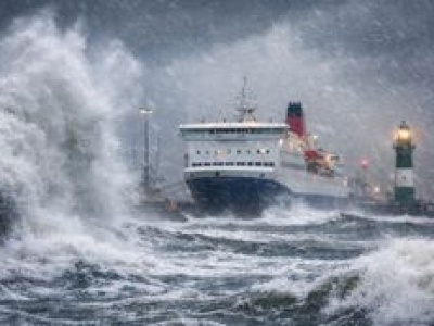 Sztorm na Bałtyku paraliżuje żeglugę. Pasażerowie utknęli w portach