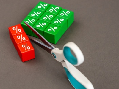 Rok 2025 upłynął pod znakiem obniżek stóp procentowych