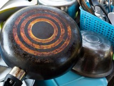 Wsmaruj w patelnię i przykryj. Po kwadransie będzie jak nowa