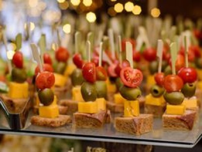 Koreczki-kanapeczki wyjdą pyszne z tym serem. Banalny sposób przygotowania