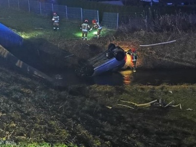 Biłgoraj: Samochód dachował w rzece. Policjanci zatrzymali nietrzeźwego 29-latka