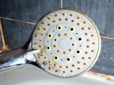 Wlej do środka. Po chwili brudna słuchawka będzie jak nowa