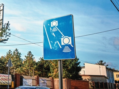 Zwolniłeś przed kamerą? Mandat i tak przyjdzie. Kierowcy wciąż tego nie rozumieją