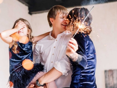 Sylwester z dziećmi i… bez wyrzutów sumienia?! Rodzice mówią wprost, czy to możliwe...