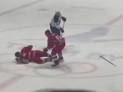 Łukaszenka powalony podczas meczu hokejowego. Wyłożył się na lodzie jak długi