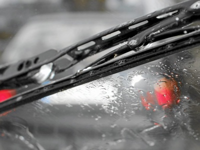 Trik zmienia sposób jazdy w deszczu. ne zawsze na lepsze. Czy też popełniasz ten błąd?