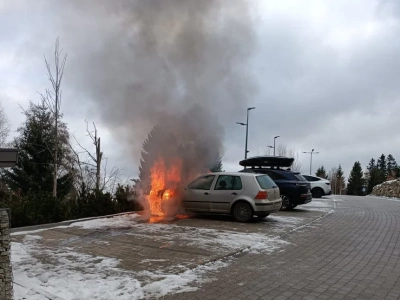 Pożar samochodu na parkingu pod Czarnym Kamieniem. Ogień pojawił się w komorze silnika