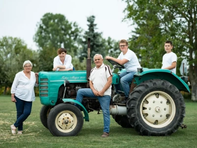 Wyciągali je z krzaków. Dziś te ciągniki robią furorę