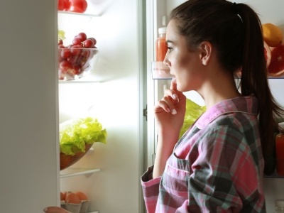 Zimą tracimy kontrolę nad jedzeniem wieczorami. Naukowcy znają powód