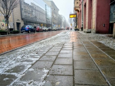 Na drogach i chodnikach w regionie nadal niebezpiecznie. „Bez łyżew nie wychodzimy z domu”