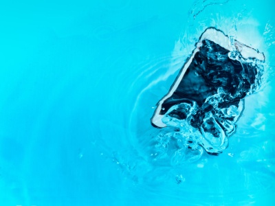 Nie rób tego z mokrym telefonem. Eksperci wyjaśniają, dlaczego może wyrządzić to więcej szkody niż pożytku