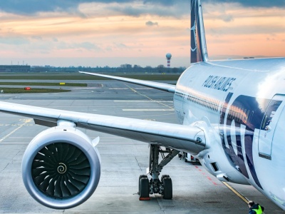 Potężne wichury paraliżują pracę lotniska. Polscy turyści też czekają na powrót