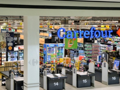 Żabka wypada z gry o Carrefoura. Przy stole jeden kandydat