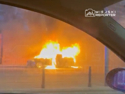 Pożar Skody na Targówku. Pojazd spłonął doszczętnie