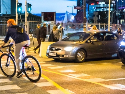 Wsiadł na rower, uderzył w auto, zapłaci 23 500 zł. Pożałował 50 złotych