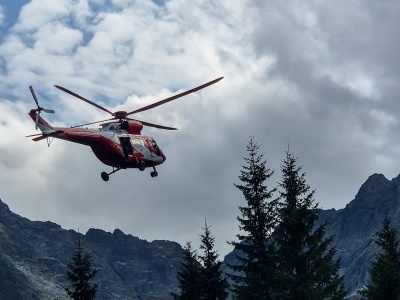 Groźny incydent w Tatrach. Drzewo spadło na samochód turysty