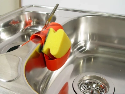 Twój zlew znów lśni w kilka minut! Sekretny trik prosto z apteki