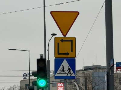 Znak, który nie jest znakiem drogowym to powszechny widok w Polsce. Co oznaczają mijające się strzałki?