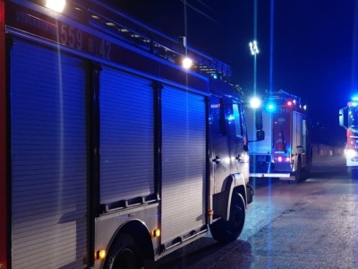 Pożar pustostanu na Fikakowie. Jedna osoba z poparzeniami została zabrana do szpitala