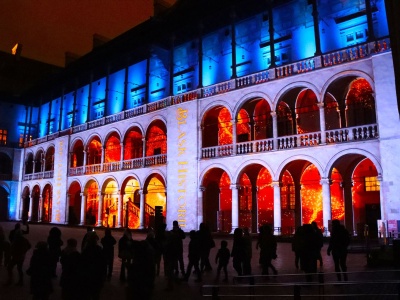 Tłumy na dziedzińcu Wawelu. Bezpłatny pokaz multimedialny po zmroku