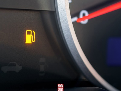 Kontrolka rezerwy to znak, że trzeba szybko szukać stacji. Te sposoby pozwolą spokojnie do niej dotrzeć