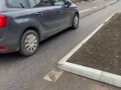 MZUiM chciał dobrze, a wyszło jak wyszło. Zieleniec na ulicy w centrum Katowic stwarza zagrożenie dla kierowców