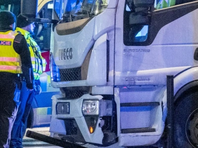 Atak serca za kierownicą ciężarówki – przypadkowi świadkowie uratowali kierowcę