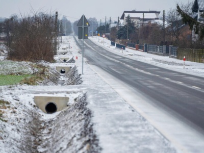 Rusociny z nowym chodnikiem, zatokami autobusowymi i oświetleniem. Zakończono prace drogowe