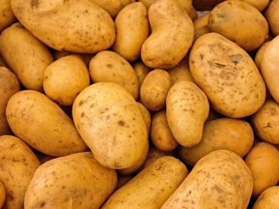 W jaki sposób różne metody gotowania i dodane składniki przekształcają ziemniaki, podstawowy składnik odżywczy