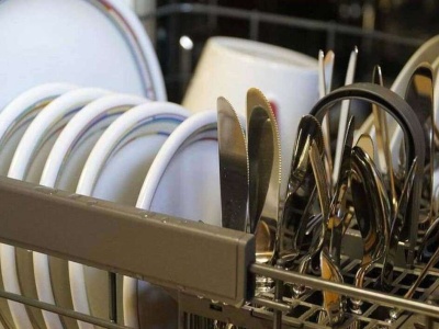 Zmywarka śmierdzi? Zastosuj płyn z domowej apteczki, a odór zniknie