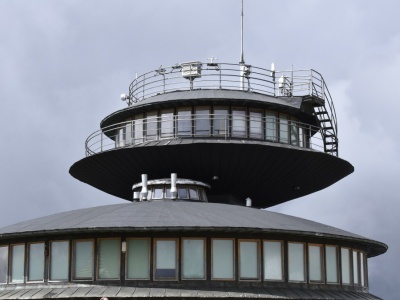 Kultowe talerze na Śnieżce w ruinie. Ma być wielki remont