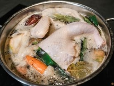 Wiesz, kiedy wyjąć mięso z rosołu? Wielu popełnia bład, a to kluczowe dla smaku i klarowności bulionu