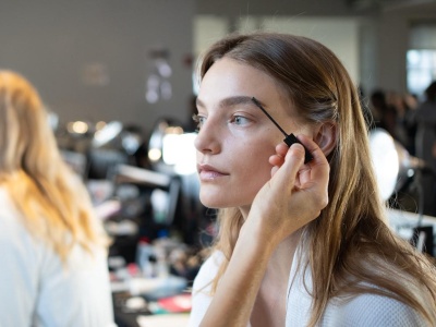 Takie brwi wciąż nosi wiele kobiet, ale w 2026 definitywnie wychodzą z mody. Jaki makijaż brwi jest dziś na czasie?