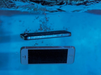 Nie wkładaj tam smartfona. Ryż nadaje się wyłącznie do jedzenia