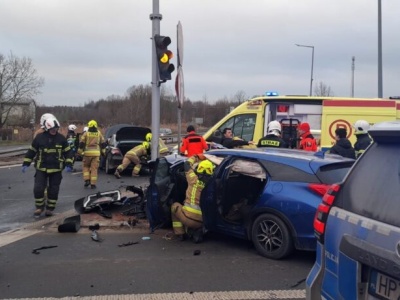 Poważne zderzenie trzech aut na DK7. Droga zablokowana