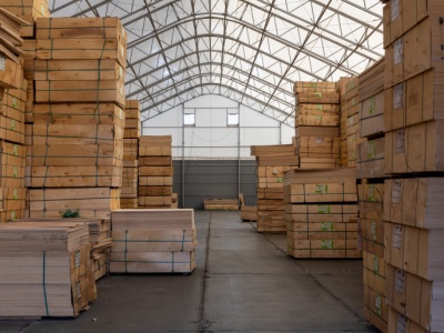 Afera z rosyjską sklejką. Zatrzymania, zarzuty i ryzyko dla firm, które świadomie z niej korzystały