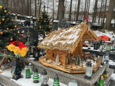 Wyjątkowa dekoracja grobu w Ptaszkowej. To hołd dla Andrzeja Jurczyńskiego, twórcy słynnej szopki