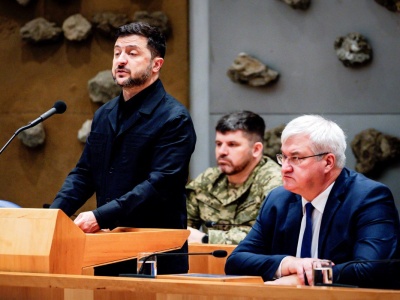 Zełenski: Kreml kłamie i szykuje pretekst do ataku na Kijów. 